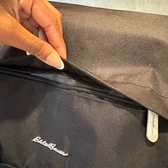 LIKE NEW EDDIE BAUER CASCADE BAG - Picture 15 of 15